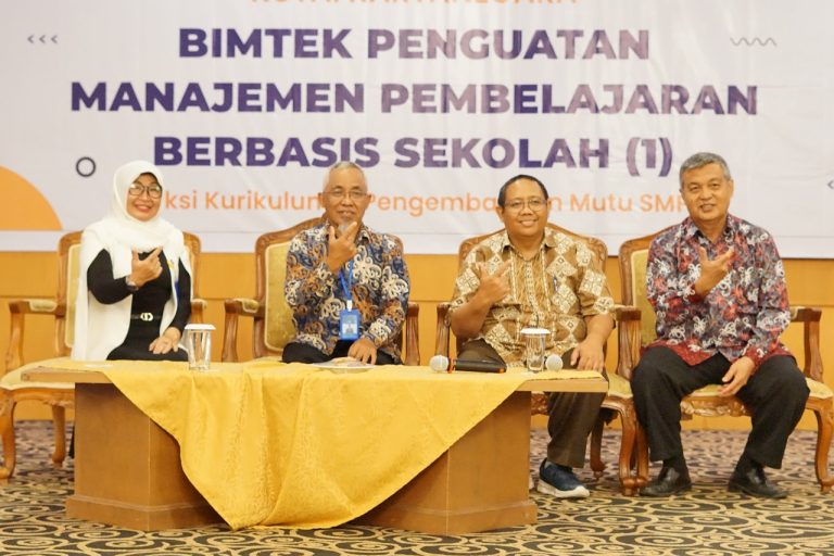Narasumber kegiatan sosialisasi dan bimbingan teknis persiapan akreditasi jenjang smp kabupaten kutai kartanegara